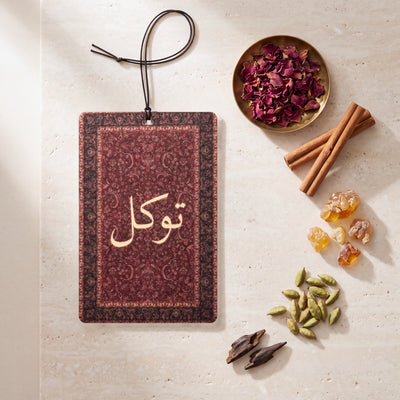 DESERT NOIR flat lay with its fragrance ingredients