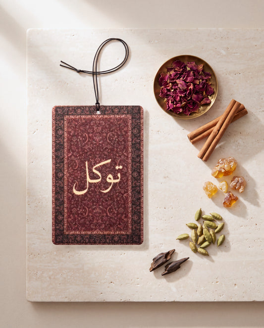 DESERT NOIR flat lay with its fragrance ingredients
